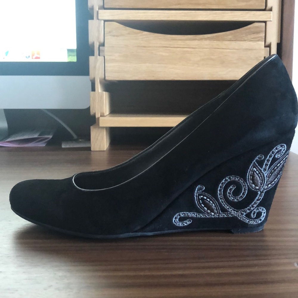 Bandolino platform pumps